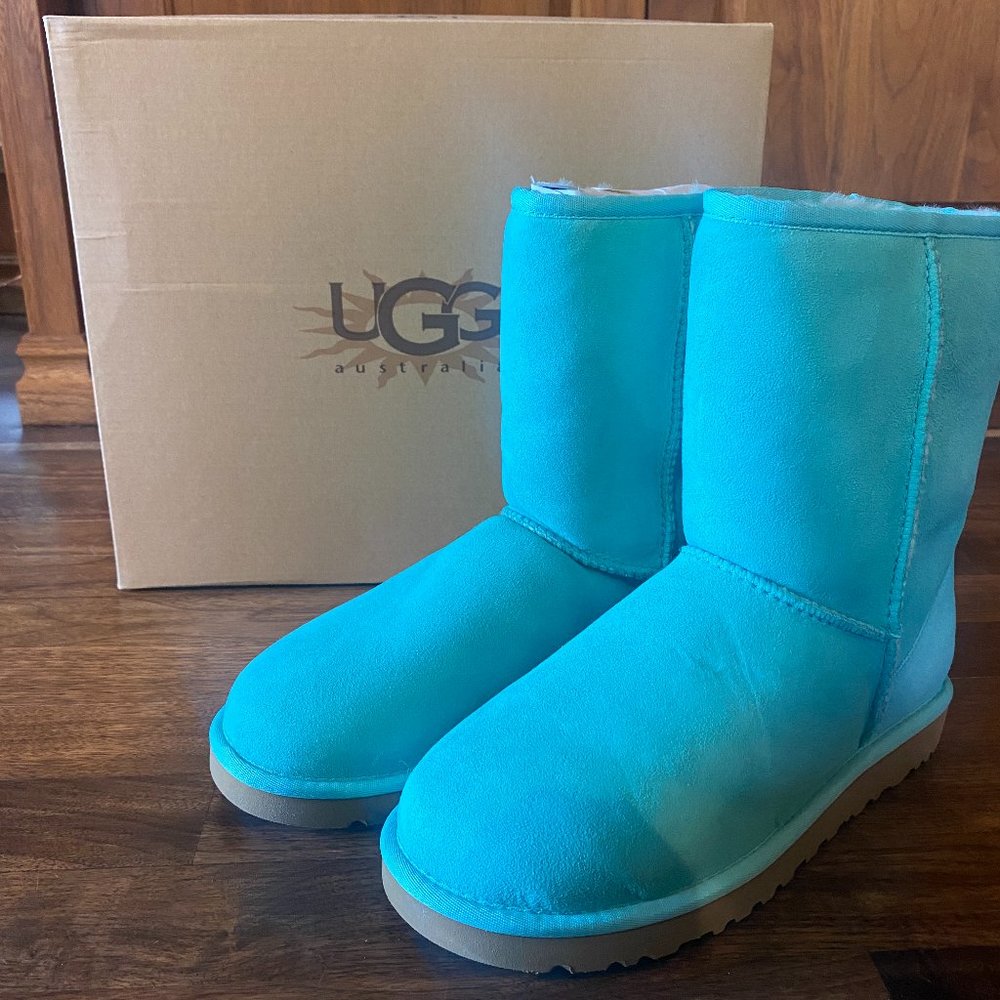 NEW UGG Australia 'Classic Short' boot - Women's size 8 ($190 new)
